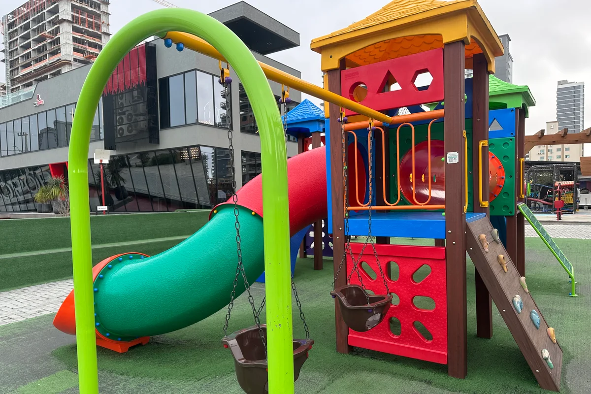 Parque infantil colorido en Oporto Porto Belo