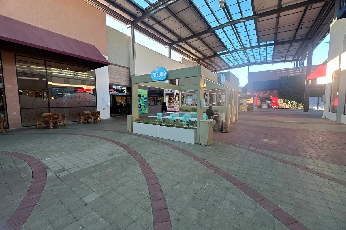 Corredor del Outlet Porto Belo con tiendas a ambos lados