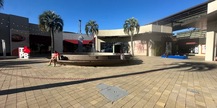 Outlet Porto Belo, con tiendas y áreas abiertas para caminar