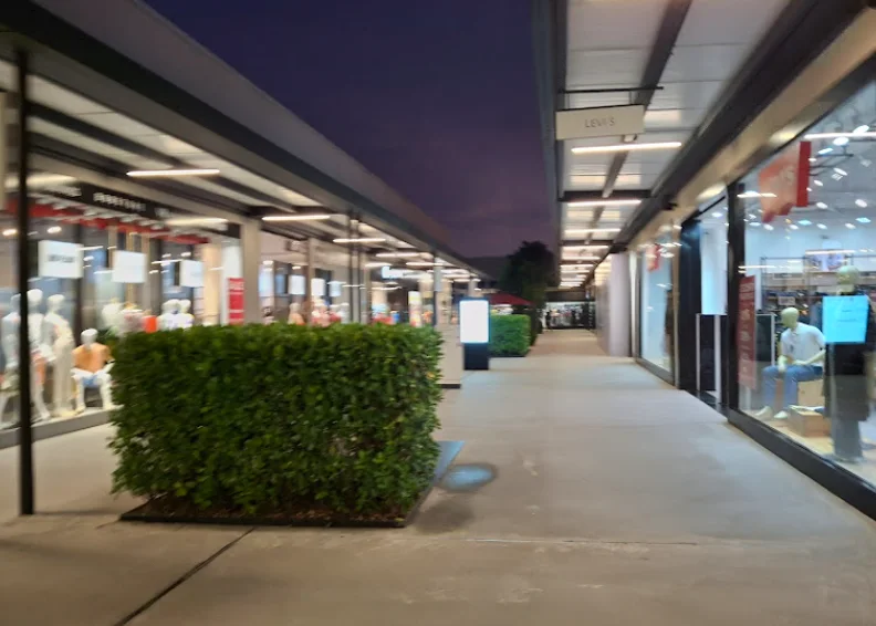 Corredor de tiendas del Outlet Premium Tijucas