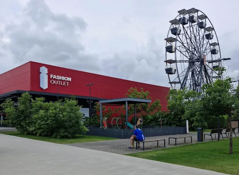 Fachada del Outlet Premium Tijucas en un día nublado
