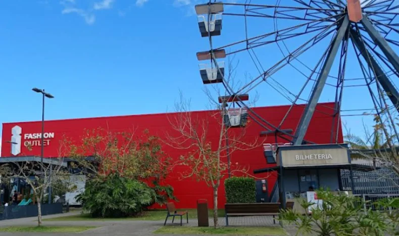 Fachada del Outlet Premium Tijucas con rueda gigante