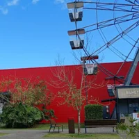 Fachada del Outlet Premium Tijucas con rueda gigante