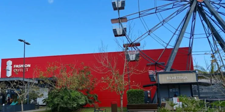 Fachada del Outlet Premium Tijucas con rueda gigante