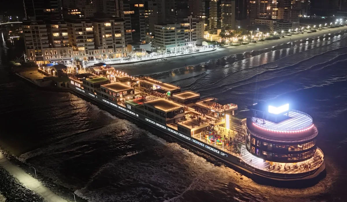 Vista aérea nocturna del Píer Oporto iluminado