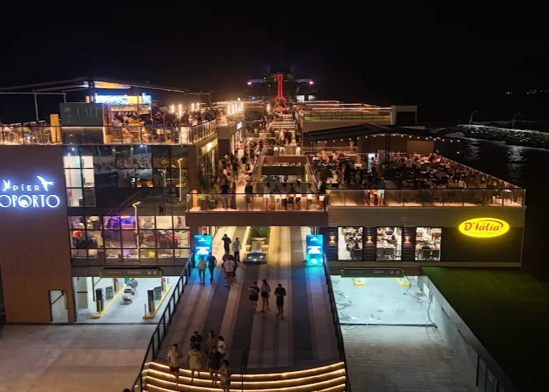 Entrada del Píer Oporto iluminada de noche