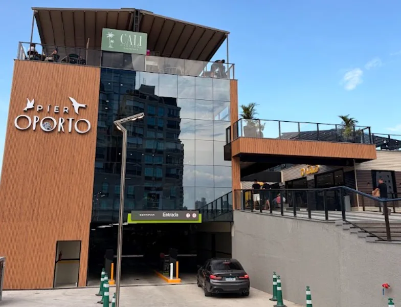 Entrada del estacionamiento del Píer Oporto