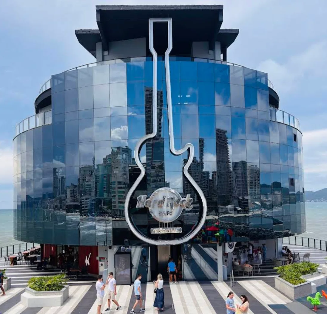 Fachada del Hard Rock Café Itapema en el Píer Oporto