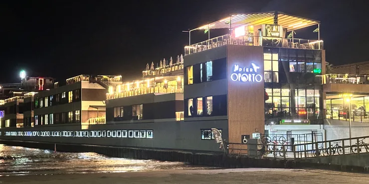 Píer Oporto iluminado de noche en Meia Praia