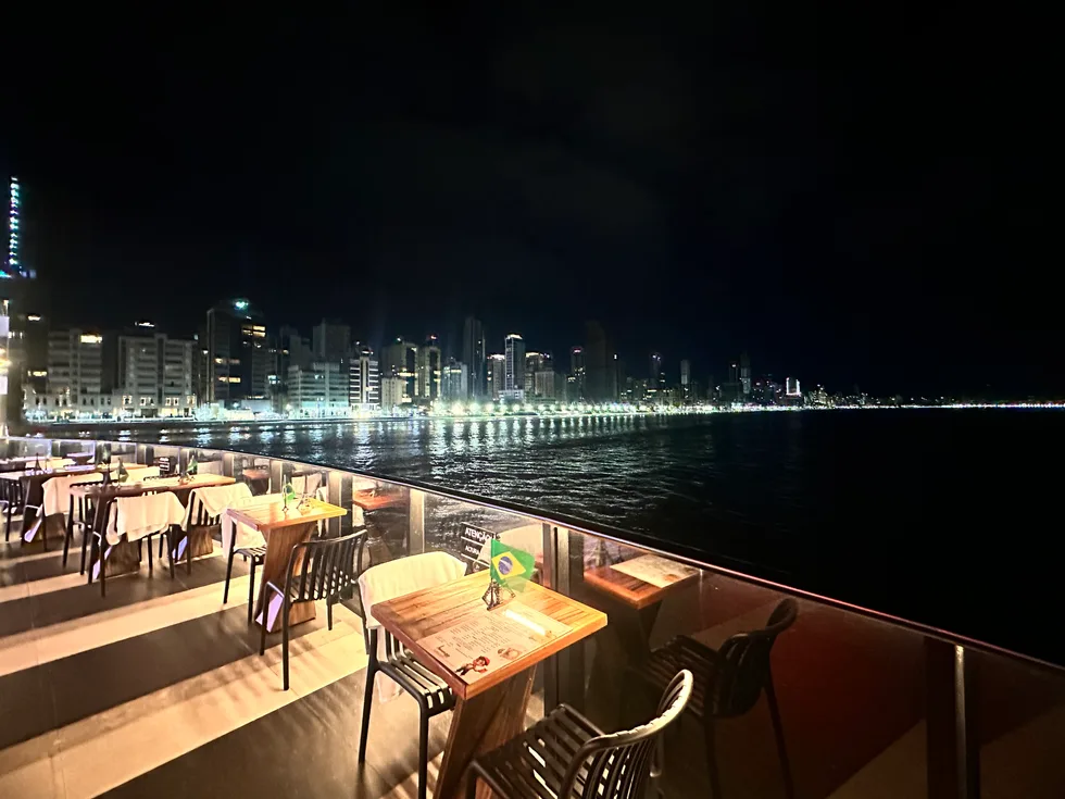 Mesa con vista al mar en el Píer Oporto