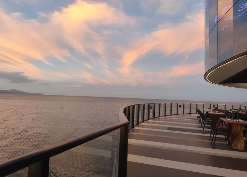 Terraza del Píer Oporto al atardecer