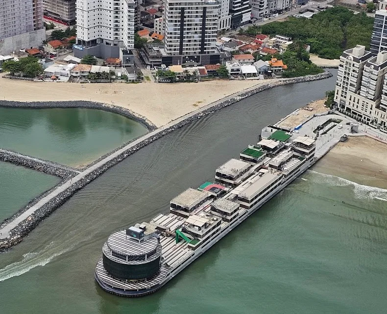 Vista aérea del Píer Oporto junto al río Perequê