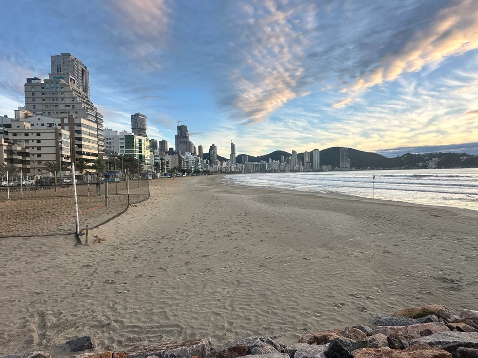 Praia do Centro en Itapema con arena amplia y mar tranquilo