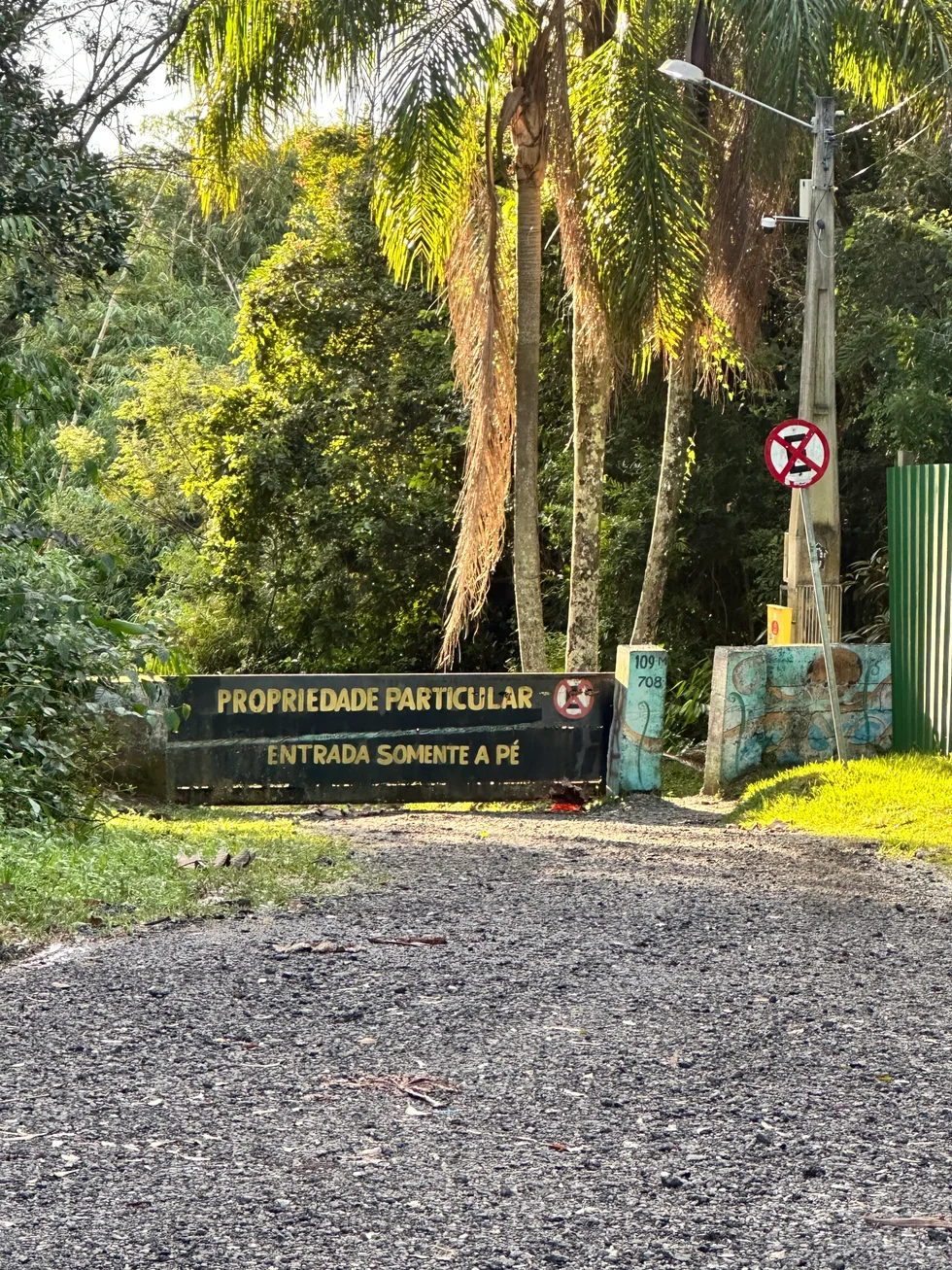 Entrada de acceso a Praia Grossa en Itapema