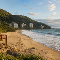 Praia da Ilhota en Itapema con mar abierto y vegetación