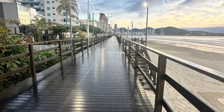 Pasarela del Puente de los Suspiros en Praia de Morretes