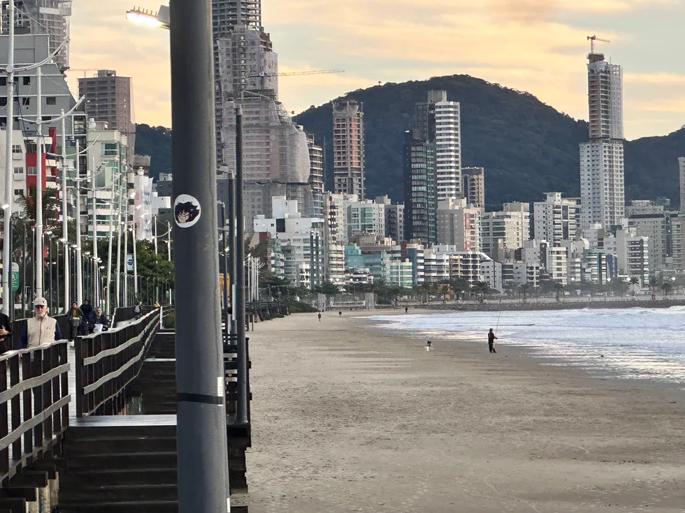 Vista de la Praia de Morretes desde la zona del Puente de los Suspiros
