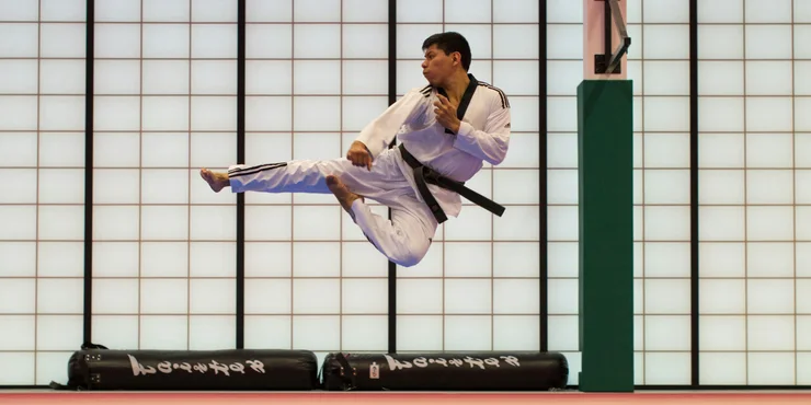 Patada en entrenamiento de taekwondo