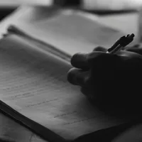 Persona escribiendo en un cuaderno