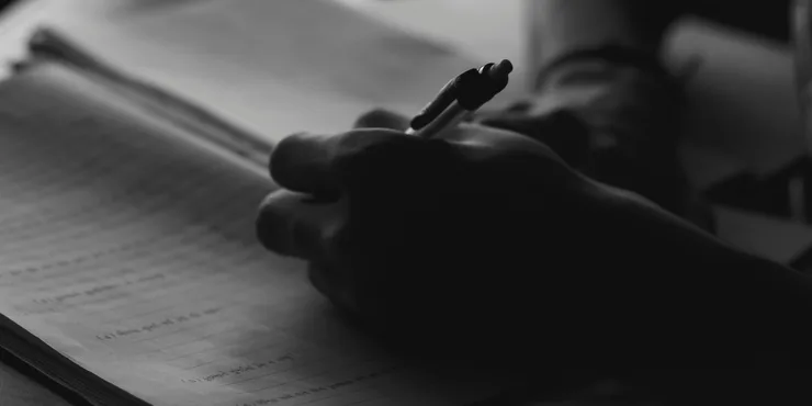 Persona escribiendo en un cuaderno