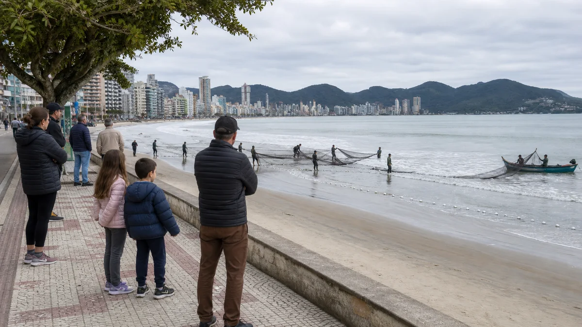 Personas mirando la pesca artesanal de tainha desde la orla